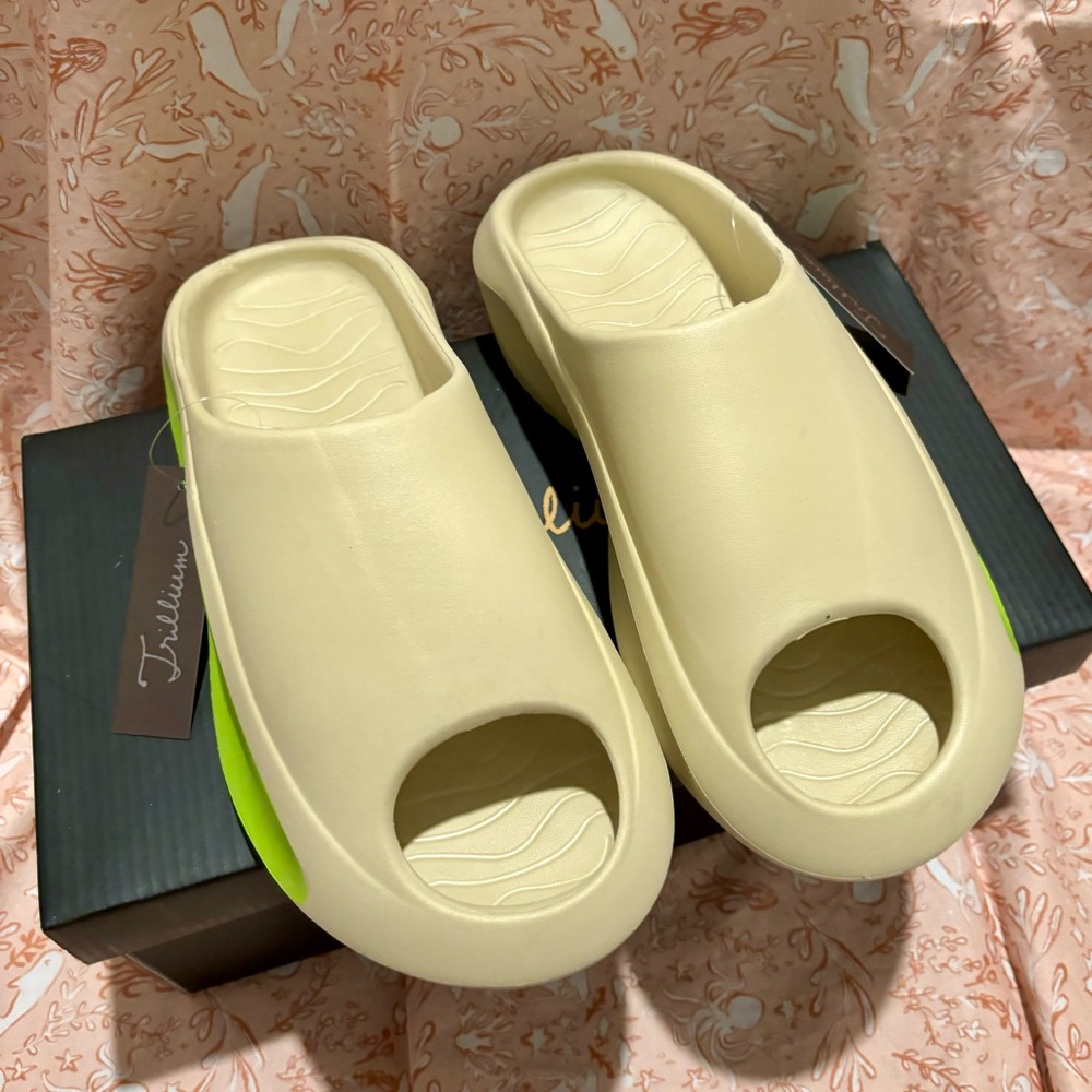 NET Trillium slides women’s size 9